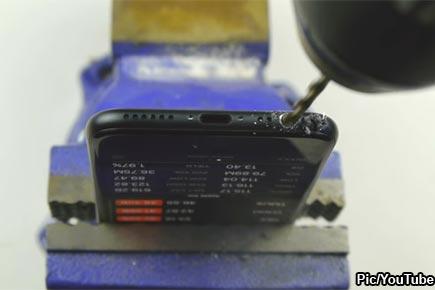 It's a fake video! Drill hole in iPhone 7 to get 3.5 mm headphone jack