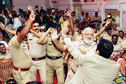 How many Mumbai cops are hooked to the bottle?