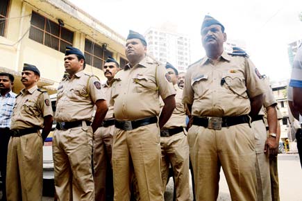 Unbelievable! Conmen dupe 200 Mumbai cops in get-rich scam