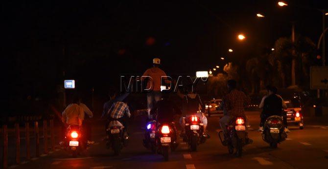 Bandra bikers performs stunts in Mumbai 