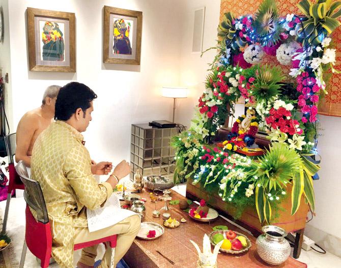 Sachin Tendulkar offers prayers to Lord Ganesh at his home