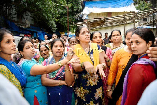 As many as 30-40 wives of policemen from the BDD Chawl in Worli gathered to express their grief and demand justice for the tragic death of Constable Shinde