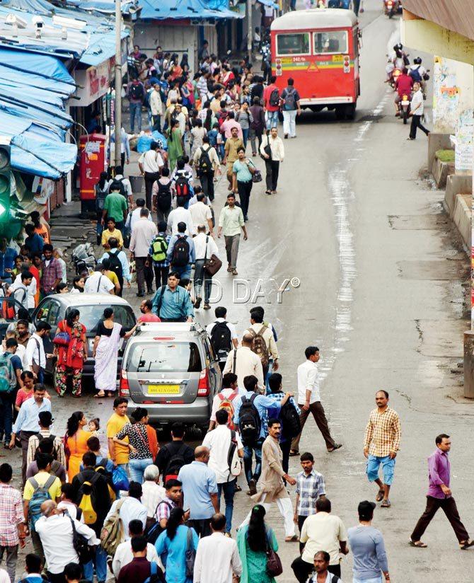 The rush of people seen outside Borivli station as autos remained off road yesterday morning. Pic/Nimesh Dave