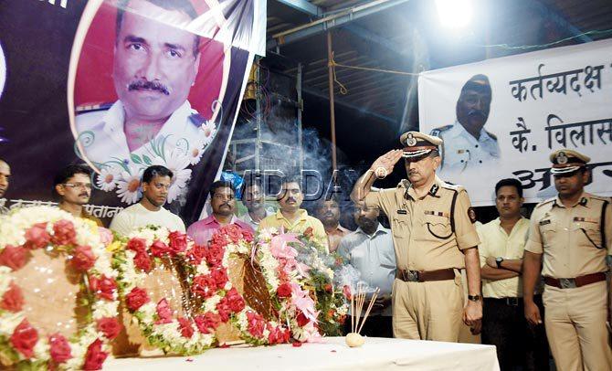 CP Datta Padsalgikar pays his respects at the funeral of Constable Vilas Shinde yesterday