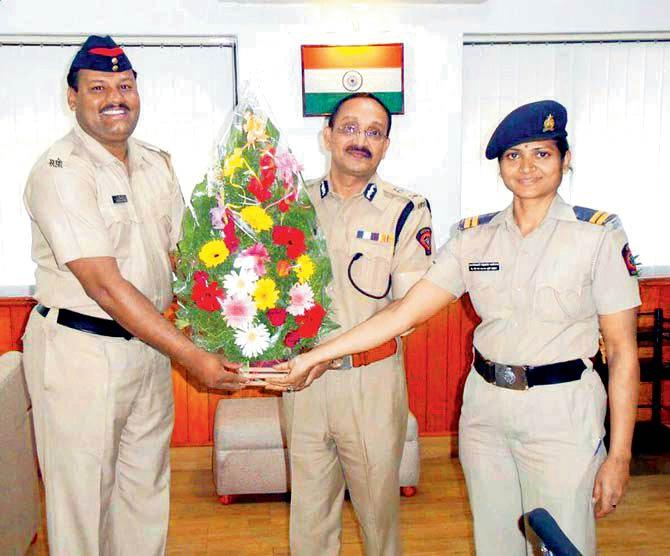 Dinesh Rathod with wife Tarakeshwari being felicitated by the then Pune police commissioner KK Pathak after their claim to a successful Everest summit