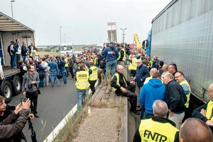 Britain sets course to build Calais wall