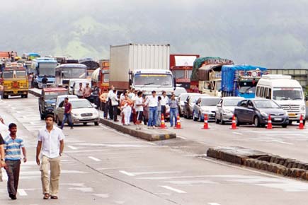 Four, including cop, die in Mumbai-Pune Expressway accident