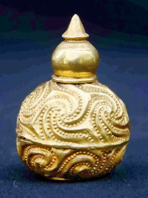 Gold casket: Discovered in a brick chamber from the stupa mound (dating to the Ashokan era) situated near a pond at Sopara by Bhagwanlal Indraji whose excavation lasted for only four days in 1882