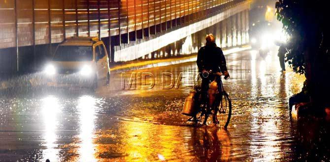 The heavy downpour on Friday led to waterlogging at several spots across the city. While regular suspects, Hindmata, Byculla and Milan Subway, saw severe flooding as usual, South Mumbai’s Breach Candy and Marine Drive areas were also affected. Pics/Atul Kamble