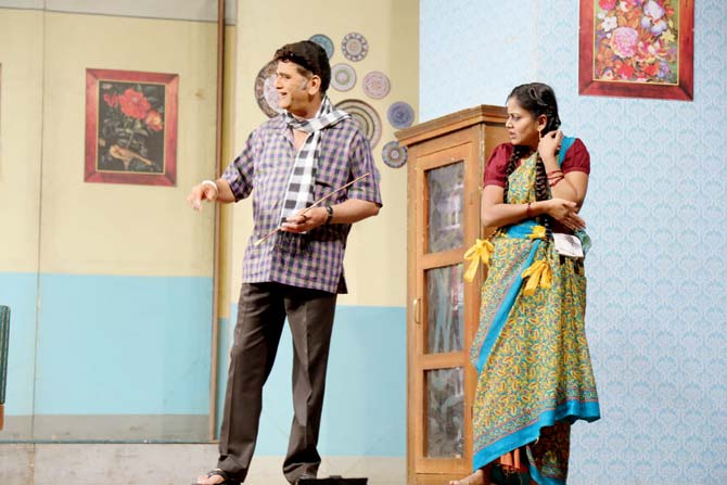 Hemangi Kavi and Dr Oak take on the roles of Manjula and Ashok Jahagirdar, previously enacted by Bhakti Barve and Satish Dubhashi respectively in Purushottam Lakshman Deshpande’s Tee Phulrani, which ran to 802 shows after opening in 1975