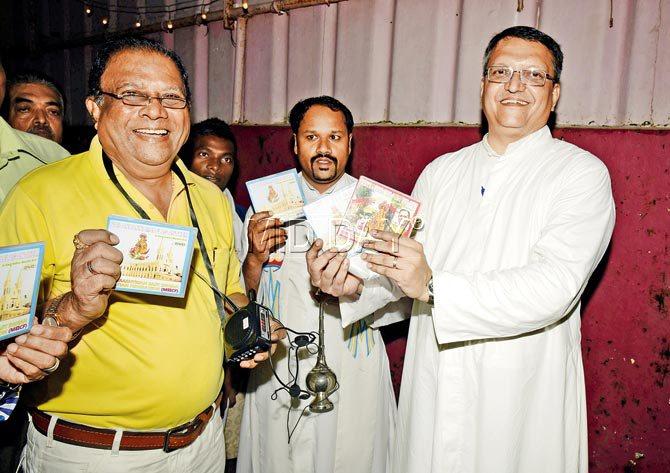 Herbert Barretto (left) with Fr Savio D’Souza at the launch in Wadala. PIC/Shadab Khan