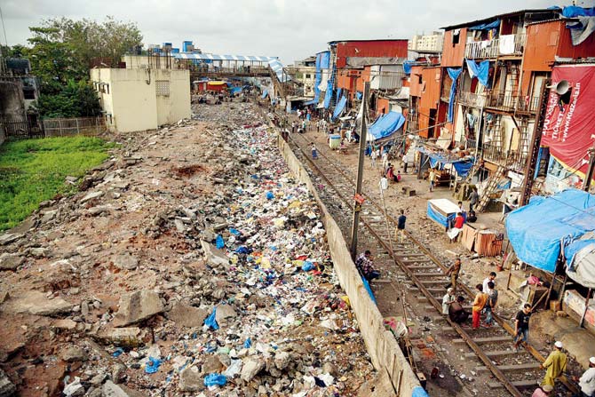 The committee raised the issue of illegal slums and garbage dumped on rail land, which was seen next to the Harbour line on the east side