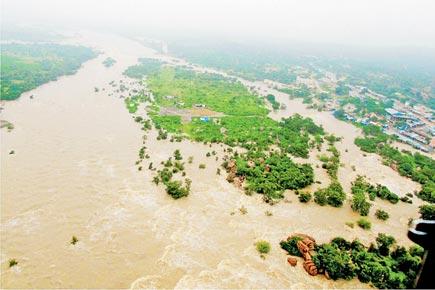 Indian Air Force airlifts 24 construction workers to safety from floods