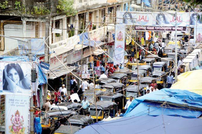 Encroachments outside Goregaon station choke the narrow street. Traffic bottlenecks caused by these have become the norm. Pics/Sneha Kharabe