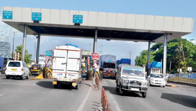 The final date of submission of bids is October 21 and the company that will bag the project will be given 30 months time to finish it. Seen here is the Bhiwandi-Kalyan Shil Phata toll plaza. File pic