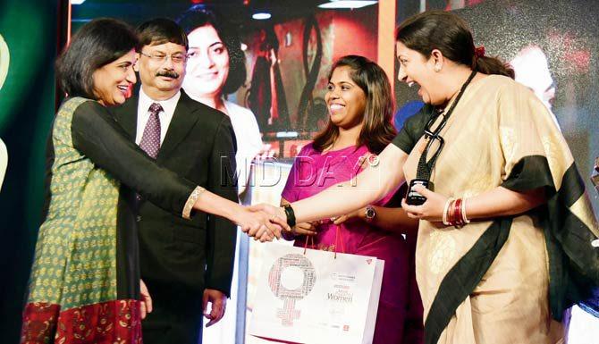 Apurva Purohit receives the award from Smriti Irani as Mariazeena Johnson and Raj Chengappa of India Today look on. Pics/Shadab Khan