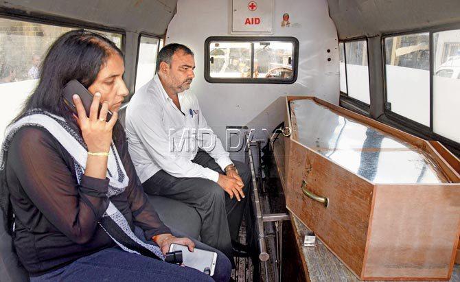Sandeep Gadoli’s sister Sudesh Kataria with the coffin. Pic/Nimesh Dave