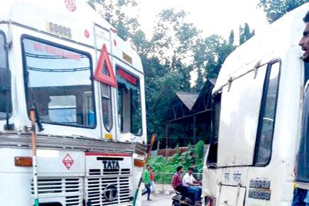Drunk driver rams tanker into police van in Govandi; injures 5 cops