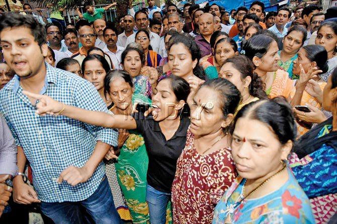 Relatives sought justice for constable Vilas Shinde during his last rites at Worli. Pics/Pradeep Dhivar