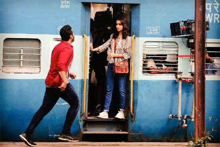 Arjun recreates iconic 'DDLJ' train scene with 'Half Girlfriend' Shraddha 