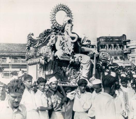 A procession carrying an idol of Lord Ganesha in Mumbai (then Bombay) in 1948. Pic courtesy/Wikipedia
