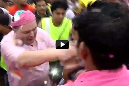 Video: Rishi, Randhir Kapoor involved in scuffle during Ganpati Visarjan