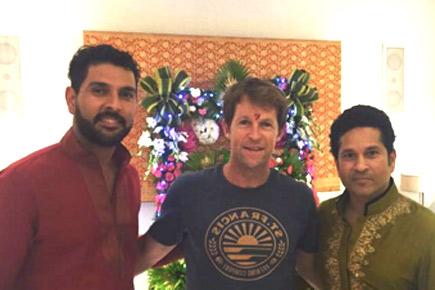 Yuvraj Singh, Jonty Rhodes visit Sachin Tendulkar's home for Ganpati