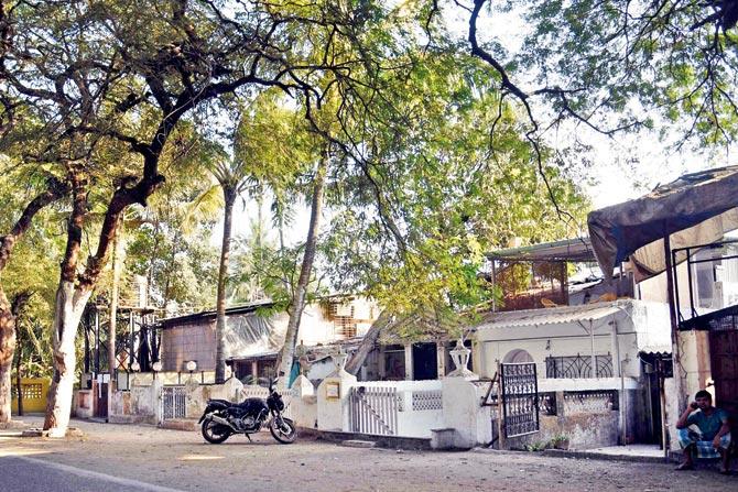 Owners of 64 bungalows along Aram Nagar 1 and 2, Versova, are likely to face BMC action for illegal construction. Pic/ Nimesh Dave