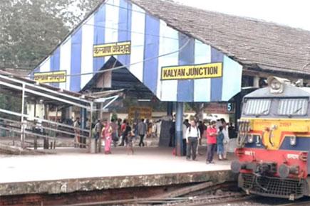 Man slips while boarding a train at Kalyan railway station, dies