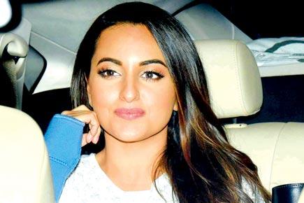 Sonakshi Sinha spotted wearing an orthopedic hand brace