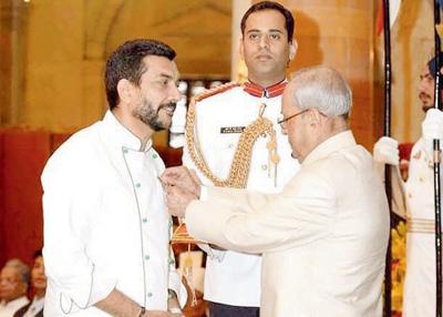 Sanjeev Kapoor receives the Padma Shri from President Pranab Mukherjee