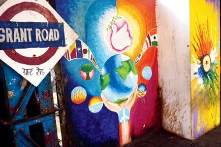 Artists won't beautify Mumbai rly stations as commuters spit on murals