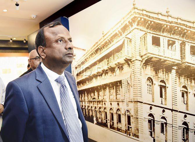 Rajnish Kumar, managing director, SBI, inaugurated the gallery. Pic/Shadab Khan