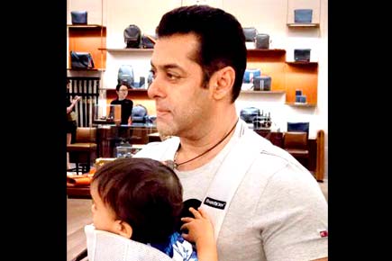 Salman Khan plays a doting uncle to nephew Ahil during Da-Bangg tour