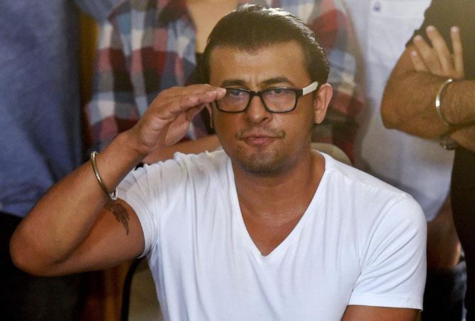 Sonu Nigam will get Rs 10 lakhs if he fulfills all conditions: Cleric
