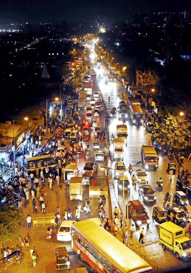 A 30-metre-long stretch of LBS marg near Sion station will be widened to 90 feet from 60 feet. Pic/Shadab Khan