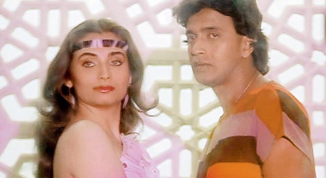 A still from the Jhoom Jhoom song