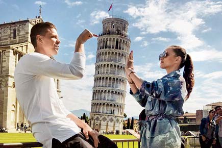 Arsenal goalkeeper Wojciech Szczesny and wife get a slice of Italian Pisa