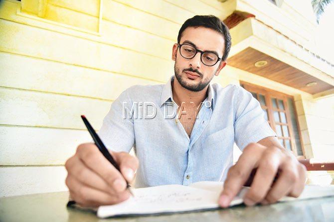 Arunoday Singh busy at his soul scribbles. Pic/SameerâÂu00c2u0080Âu00c2u0088Markande