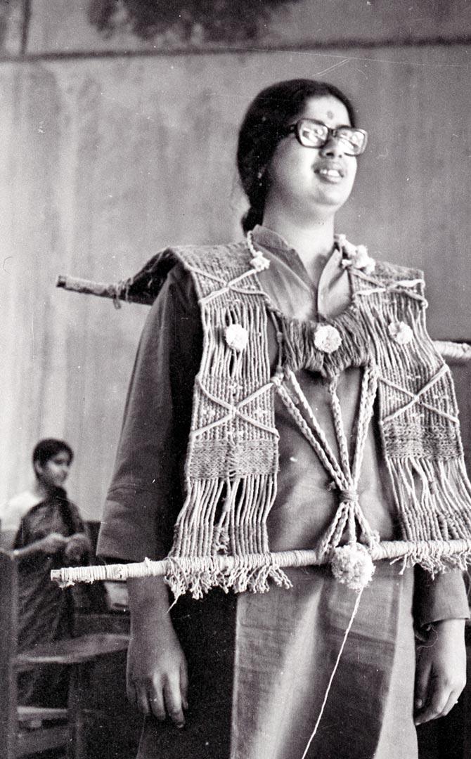 Mrinalini Mukherjee at MS University, Baroda1969. PIc/source: Jyoti Bhatt. Courtesy: The Baroda Archives project, Asia Art Archive