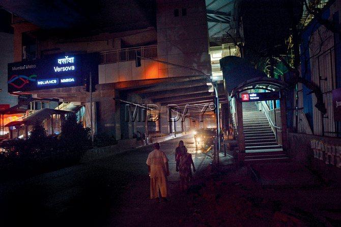 The dark stretch of JP Road below the Metro corridor in Versova. Pics/Satej Shinde