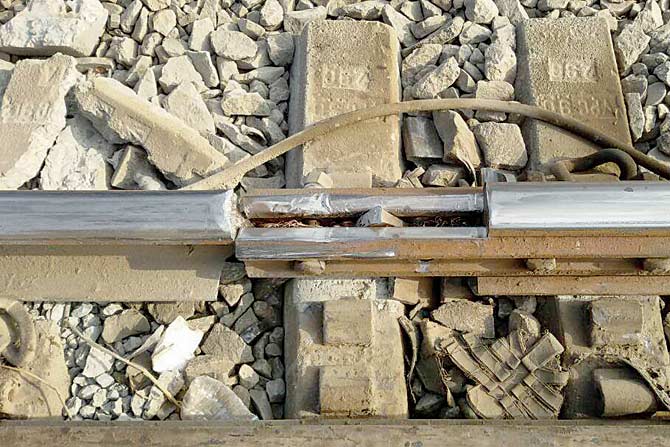Rail fracture sends Harbour line services off track in Mumbai