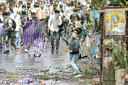 Students clash with police forces, raise azadi slogans in Srinagar