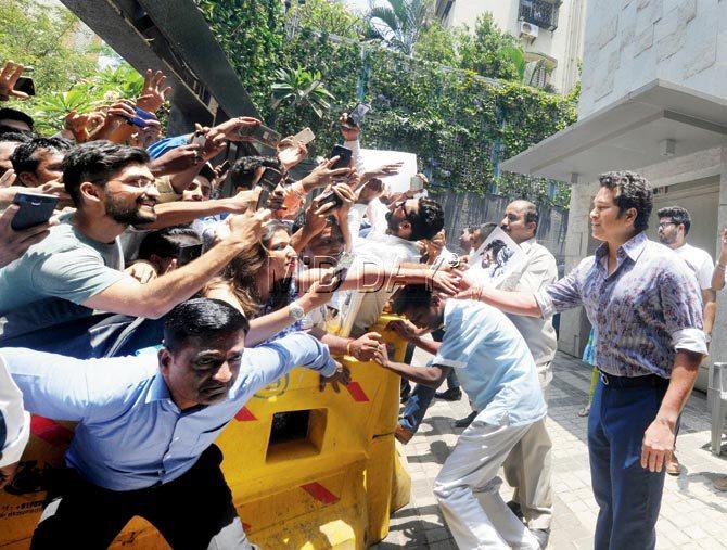 Fans gather at India cricket legend Sachin Tendulkar’s residence in Bandra to wish him on his 44th birthday yesterday. Pic/Prakash Parsekar 
