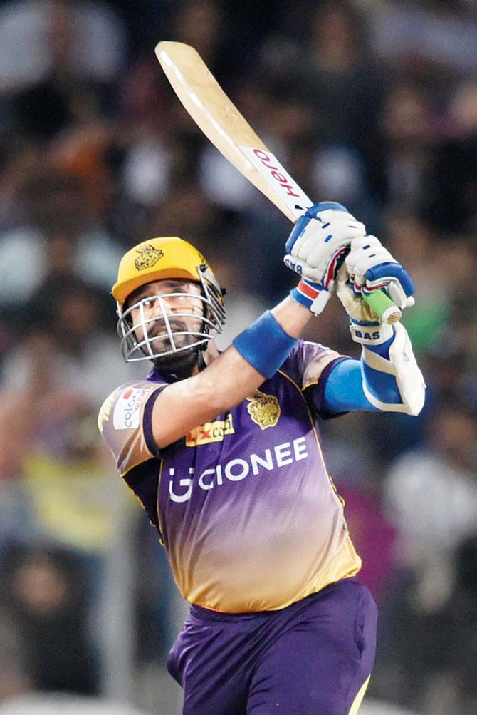 Kolkata Knight Riders’ Robin Uthappa lofts one in the air during their  IPL tie against Rising Pune Supergiants at Pune yesterday. Pic/PTI