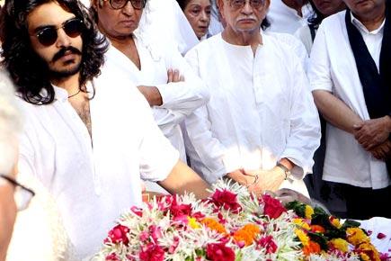 Vinod Khanna's son Sakshi Khanna lights his funeral pyre