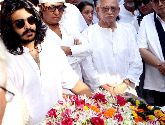 Vinod Khannas son Sakshi Khanna funeral of Late Vinod Khanna in Mumbai. Pic/PTI