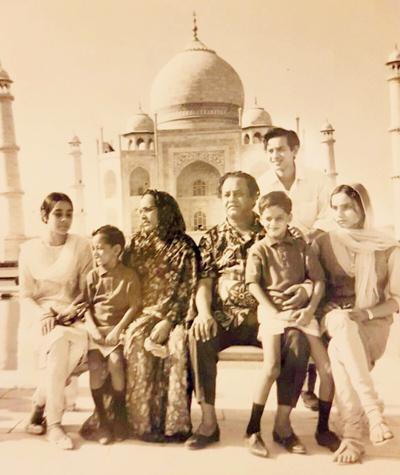 Ustad Alla Rakha at the Taj Mahal in Agra; Taufiq Qureshi (second from left), Fazalâu00c2u0080u00c2u0088Qureshi on his lap and Ustad Zakirâu00c2u0080u00c2u0088Hussain (standing)
