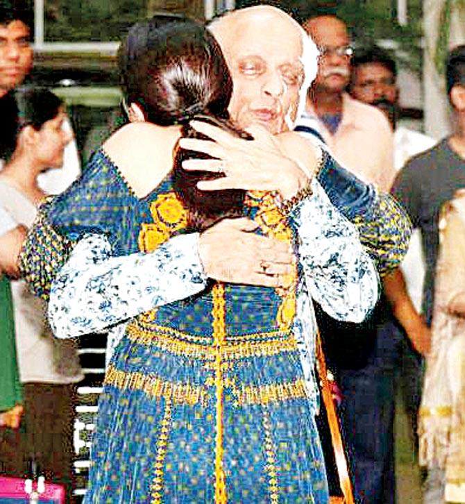 Mukesh Bhatt hugs Shraddha