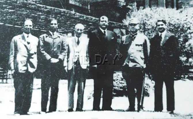 Manibhai Doshi (extreme right) with Subhash Chandra Bose (third from right) and General Iwaichi Fujiwara of the Japanese government (fourth from right) in Tokyo, 1946